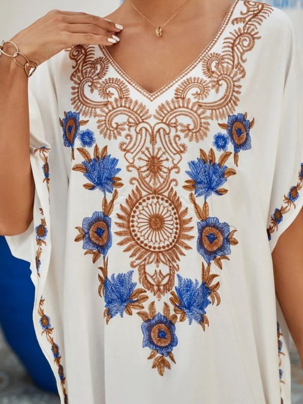 Gros plan sur une djellaba blanche à broderies dorées