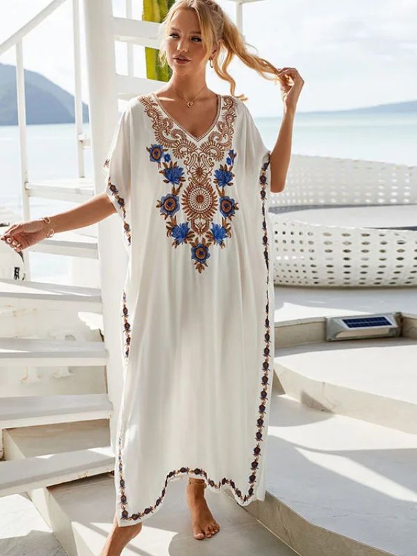 Femme posant en djellaba blanche élégante