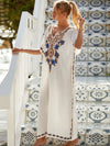 Femme en djellaba blanche à décorations dorées