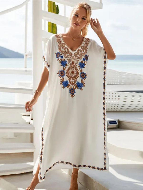 Femme en djellaba blanche avec broderies dorées verticales