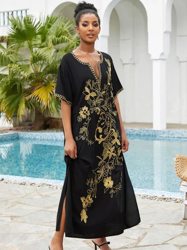 Vue complète d’une femme en djellaba marocaine noire ornée de broderies dorées florales