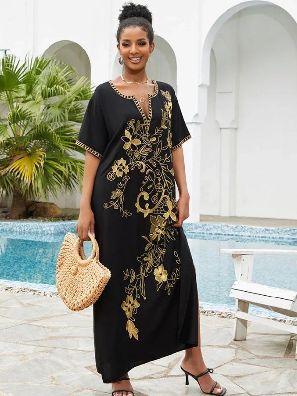 Vue de face de la djellaba marocaine noire avec broderies dorées portée par une femme élégante