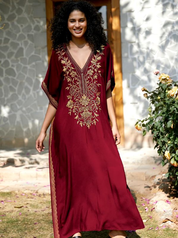 Femme portant la djellaba marocaine rouge