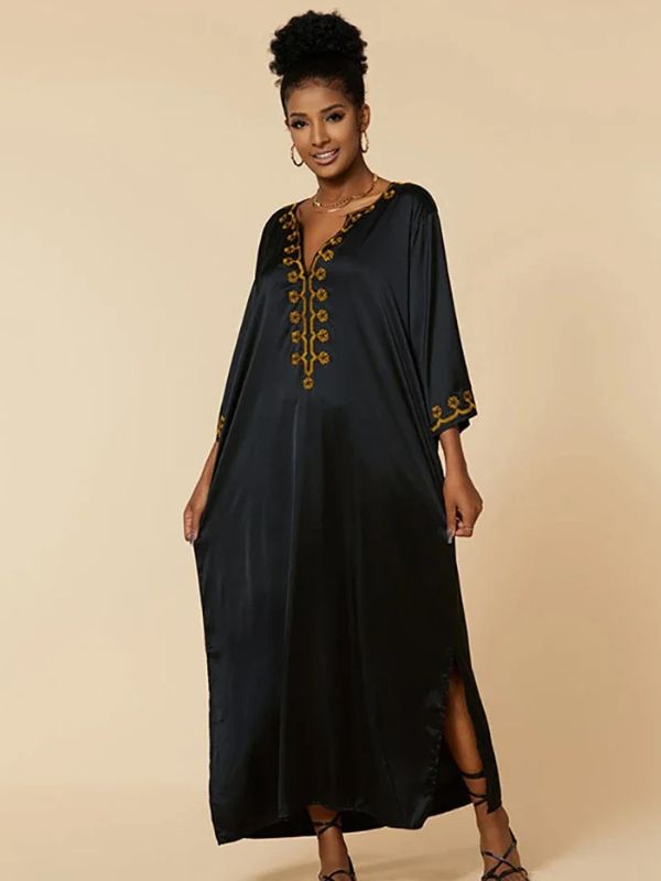 Vue frontale d’une femme en djellaba noire traditionnelle avec broderies fines