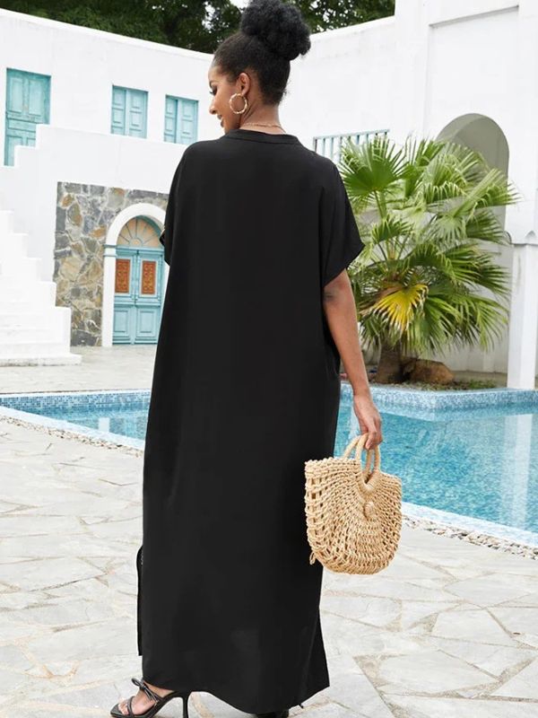 Femme portant une djellaba marocaine noire vue de dos, tenant un sac en paille, près d’une piscine