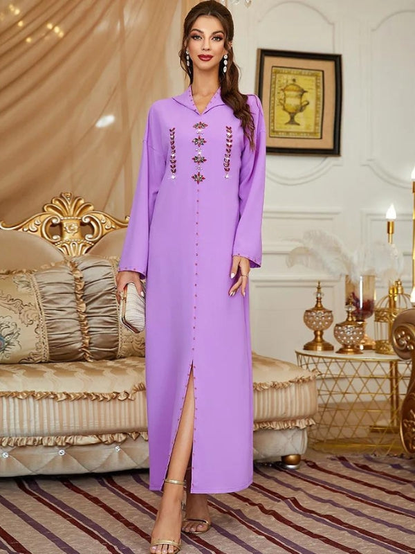 La djellaba lavande présentée est un exemple de style élégant et sophistiqué, parfait pour des occasions spéciales. Le vêtement se distingue par ses lignes épurées et son design long qui crée une silhouette gracieuse. La broderie délicate sur le devant ajoute une touche d&#39;ornementation subtile, apportant de la texture et du détail à la pièce. Les manches sont larges, offrant à la fois confort et fluidité