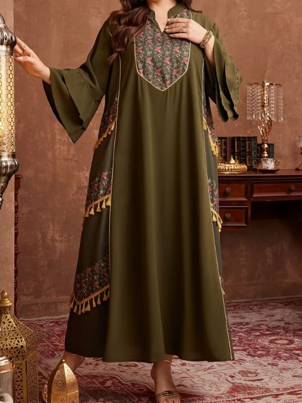Djellaba marocaine vert olive, vue de face en pied, plastron en V à petites fleurs roses, bandes obliques fleuries bordées de franges dorées et manches évasées