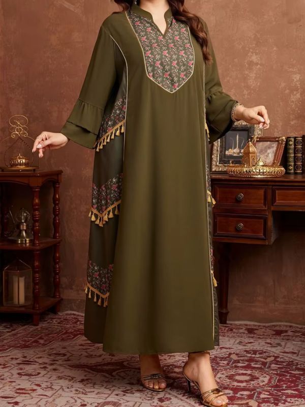Djellaba marocaine vert olive, vue de face, bras écartés montrant le plastron en V fleuri et les deux bandes à franges dorées de chaque côté