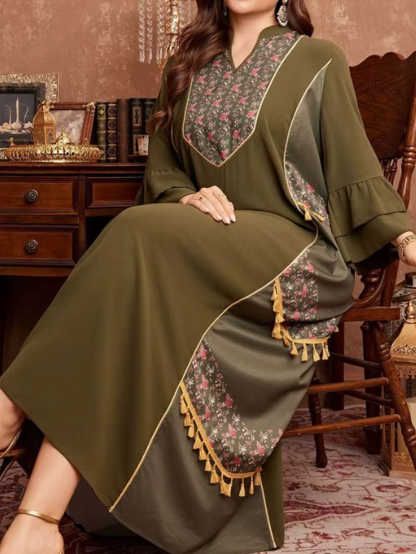 Djellaba marocaine vert olive, mannequin assise, bande oblique à fleurs roses bordée d'un galon doré et de glands dorés sur la jupe ample