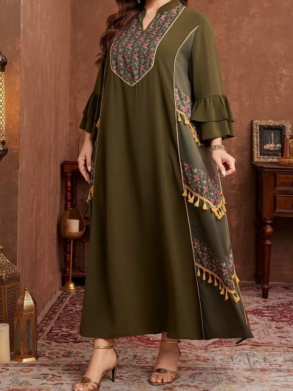 Djellaba marocaine vert olive, vue de face, manches évasées à double volant et bande oblique fleurie bordée de franges dorées sur le côté