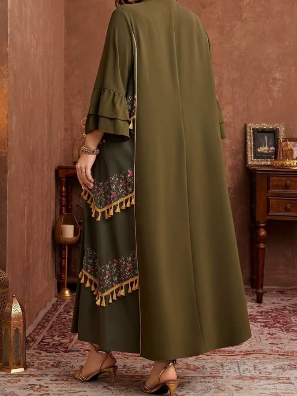 Djellaba marocaine vert olive, vue de dos, grand panneau uni bordé d'un liseré doré et bandes fleuries à franges dorées sur le côté