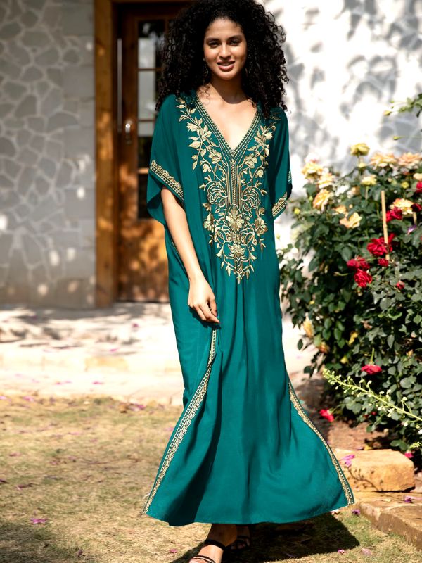 Femme portant une djellaba marocaine verte