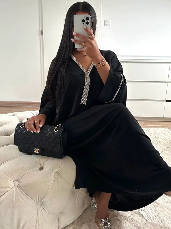Une femme porte une djellaba marocaine noire
