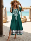 Une femme porte une djellaba verte