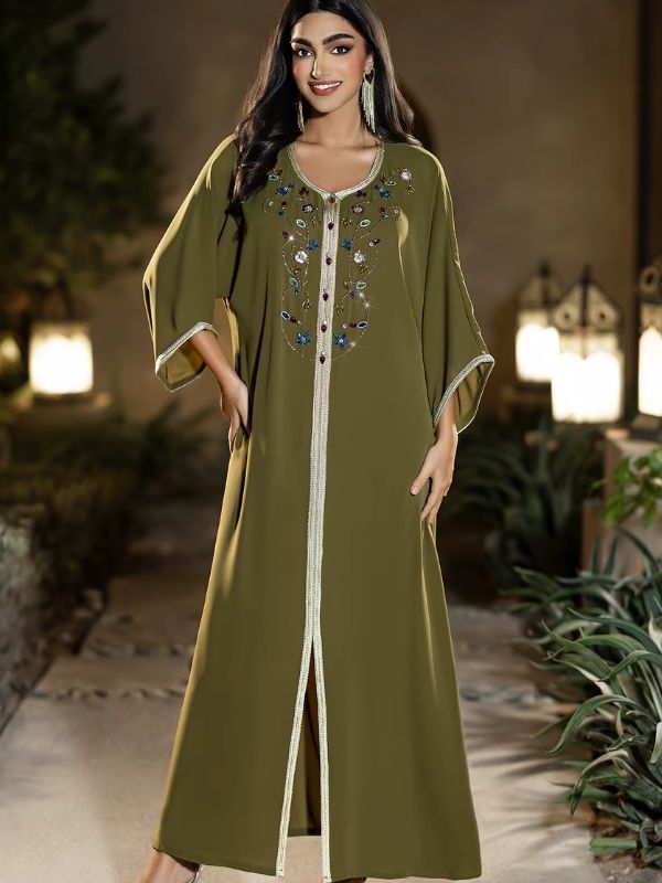 Djellaba longue vert olive brodée, ceinture dorée, lanternes marocaines