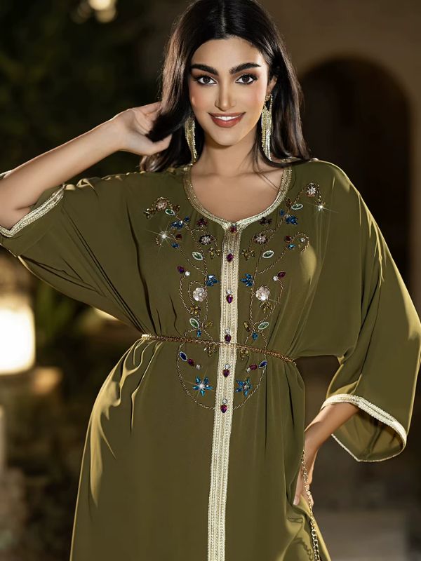 Djellaba Olivier des Oasis portée avec broderies florales et ceinture dorée