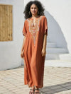 Femme portant une djellaba marocaine orange