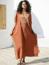 Femme portant une longue djellaba marocaine orange