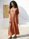 Femme de profil portant une djellaba marocaine orange