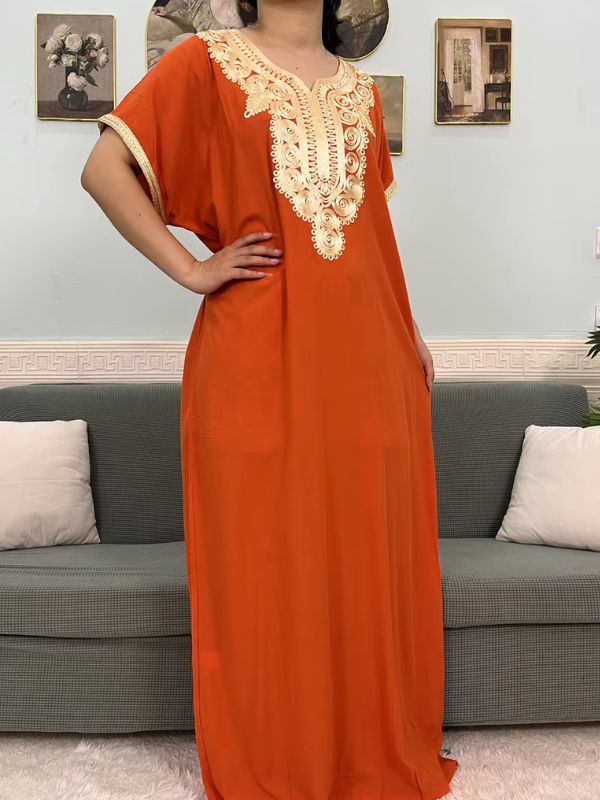 Femme portant une djellaba orange en coton