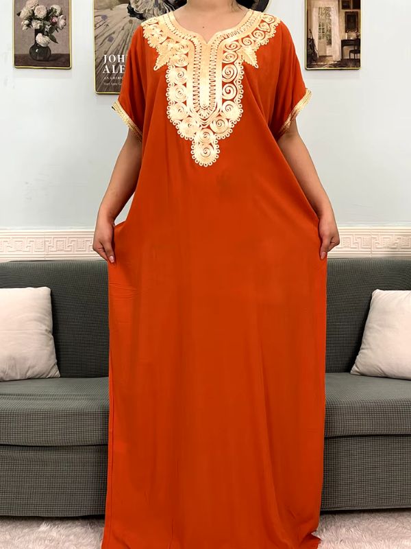 Femme portant une djellaba orange en coton