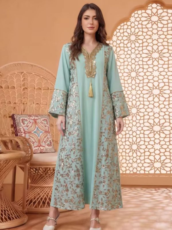 Femme en djellaba menthe à gilet brodé de fleurs pailletées dorées