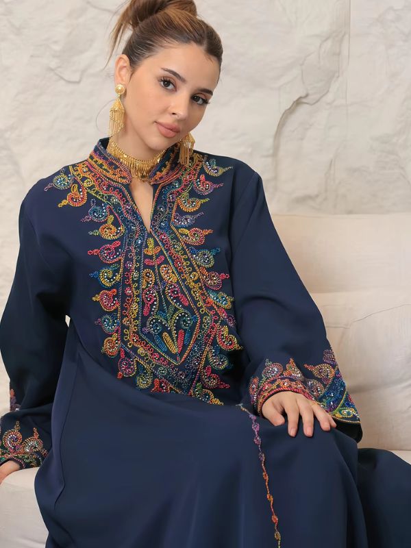 Une femme porte une djellaba bleu vue de face