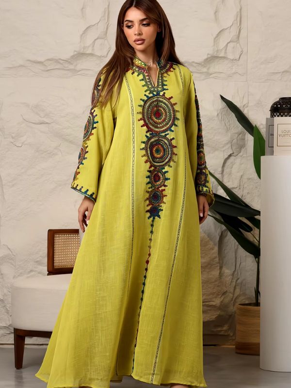 Une femme en djellaba jaune magnifique