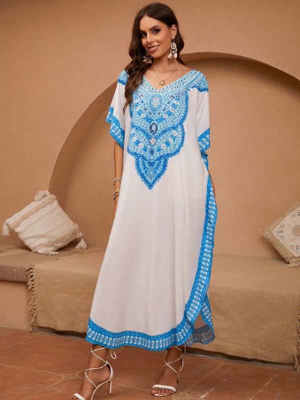 Une femme porte une belle djellaba