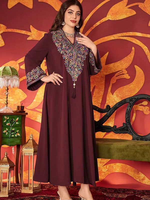 Djellaba prune grande taille portée assise, broderie ethnique