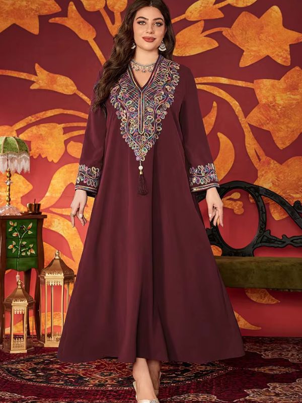 Djellaba prune grande taille avec broderie ethnique au col en V