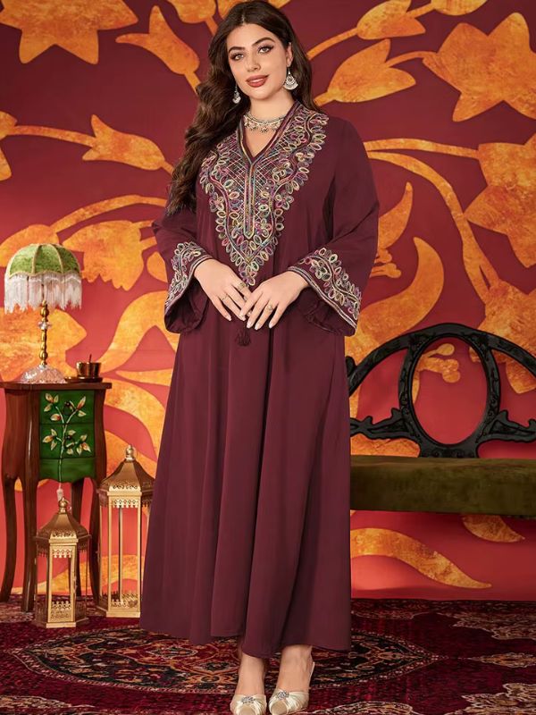 Djellaba grande taille prune avec pompon et broderie dorée