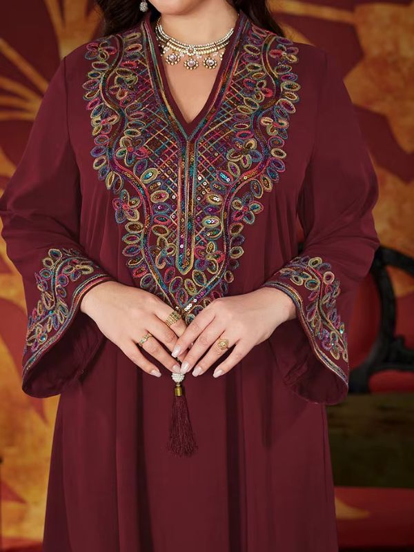 Djellaba prune grande taille, main posée sur broderie du col