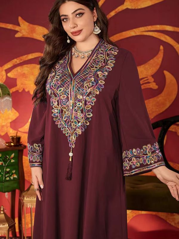 Femme portant djellaba prune grande taille à broderie orientale