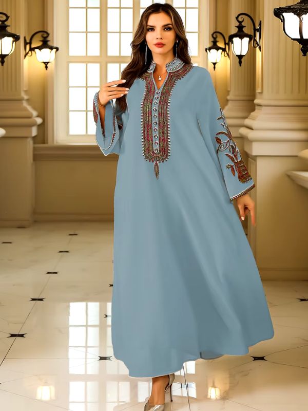 Une jeune femme porte une djellaba marocaine bleue