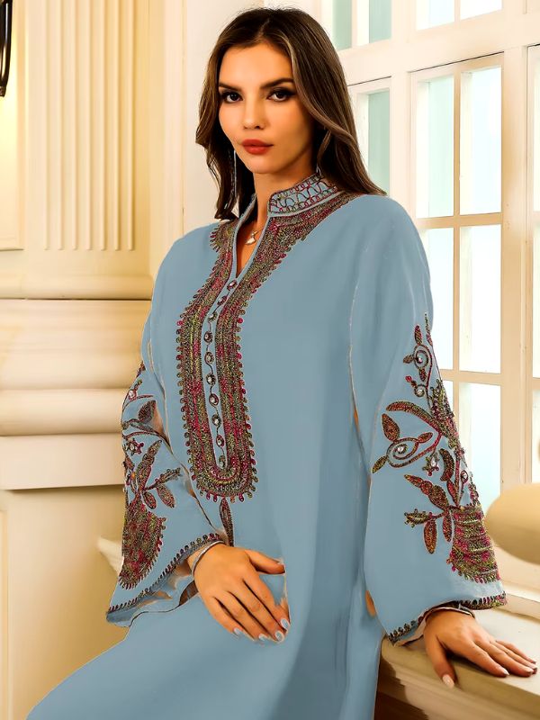 Une jeune femme porte une djellaba marocaine bleue