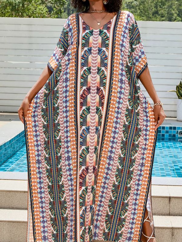 Une femme porte une djellaba longue aux motifs berbères colorés avec des lignes verticales, posant près d’une piscine