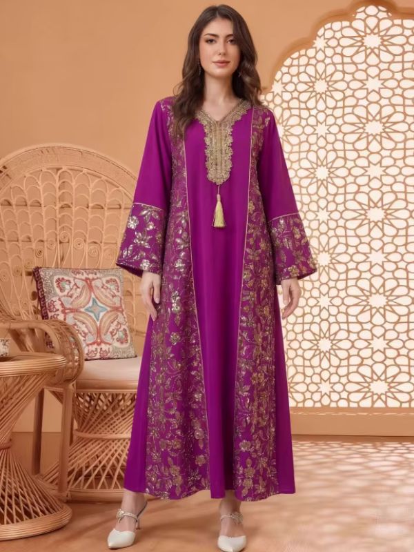 Femme en djellaba magenta à gilet brodé de fleurs pailletées dorées
