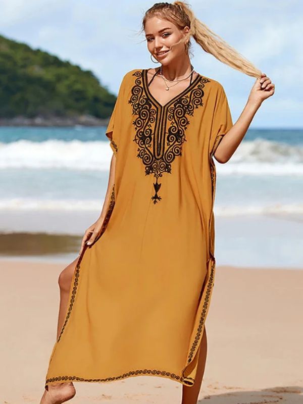 Une femme affiche un sourire tout en portant une djellaba jaune