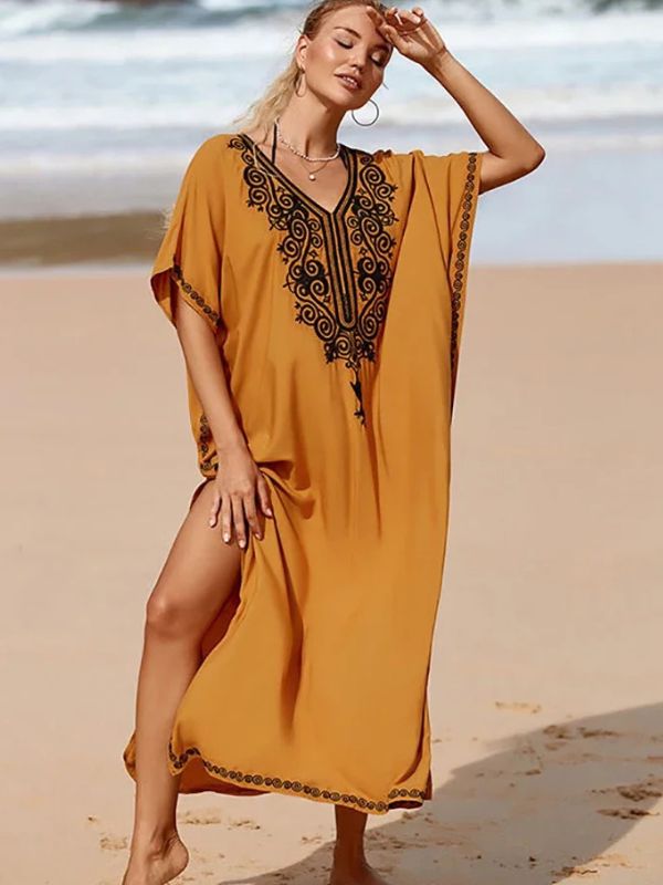 Une femme affiche un sourire tout en portant une djellaba jaune