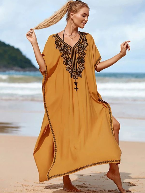 Une femme de profil porte une sublime djellaba jaune