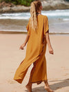 Une femme de dos porte une djellaba jaune