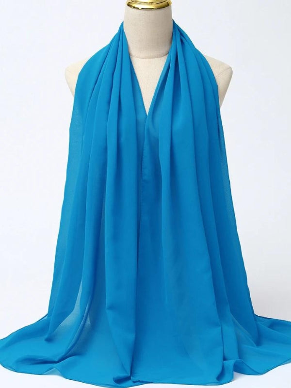 Ce hijab bleu vif drapé sur un mannequin incarne à la fois modernité et élégance. Sa teinte éclatante de bleu apporte une touche de fraîcheur et de dynamisme, idéale pour égayer n'importe quelle tenue. Le tissu léger et fluide du hijab tombe parfaitement, créant des plis doux qui ajoutent du volume et du mouvement. Ce hijab est parfait pour les journées ensoleillées ou pour ajouter une touche de couleur vibrante à une tenue plus sobre