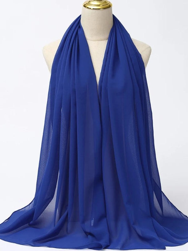 Ce hijab bleu royal est drapé élégamment sur un mannequin, mettant en valeur sa texture fluide et légère. La teinte vibrante de bleu royal ajoute une touche de sophistication et d'élégance, parfaite pour une occasion spéciale ou pour rehausser une tenue quotidienne. La matière douce et aérée du hijab assure un confort optimal tout en offrant un style raffiné et intemporel. Ce hijab est idéal pour celles qui souhaitent apporter une touche de couleur riche et profonde à leur garde-robe