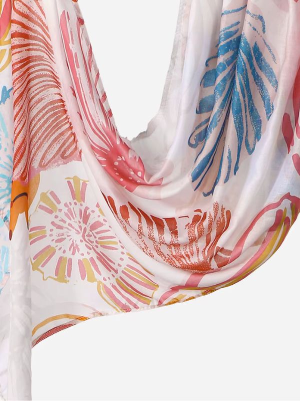 Hijab en coton imprimé blanc à coquillages, drapé en plis, grands motifs stylisés corail, rose, bleu et moutarde sur fond blanc
