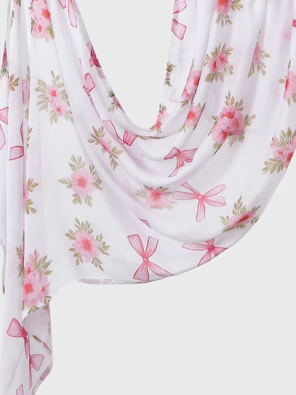 Hijab en coton imprimé blanc à nœuds roses, drapé en plis, bouquets de fleurs roses et nœuds en ruban sur fond blanc