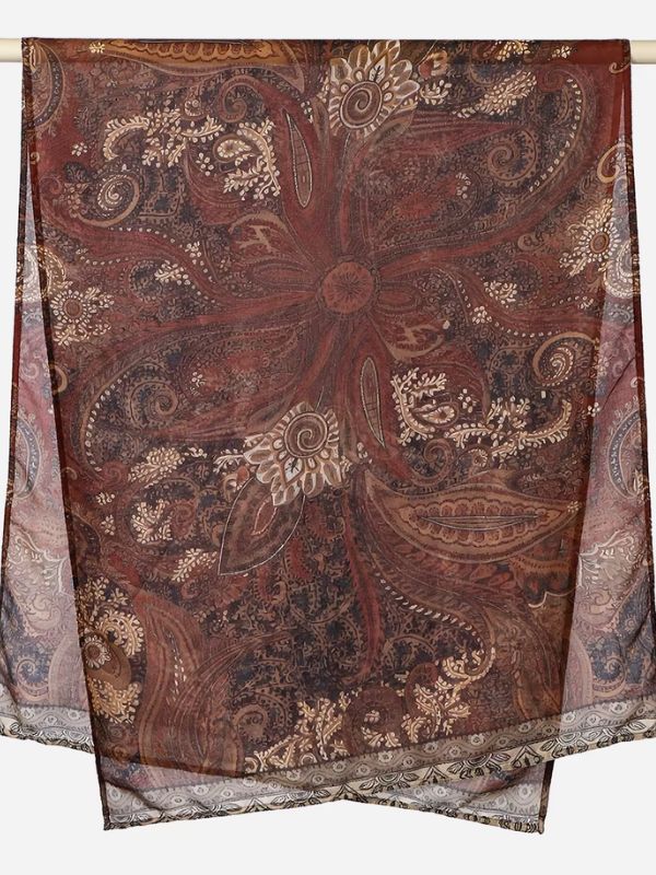 Hijab en coton imprimé cachemire acajou, suspendu à une barre, grand médaillon floral et volutes sur fond brun rouge, bordure claire