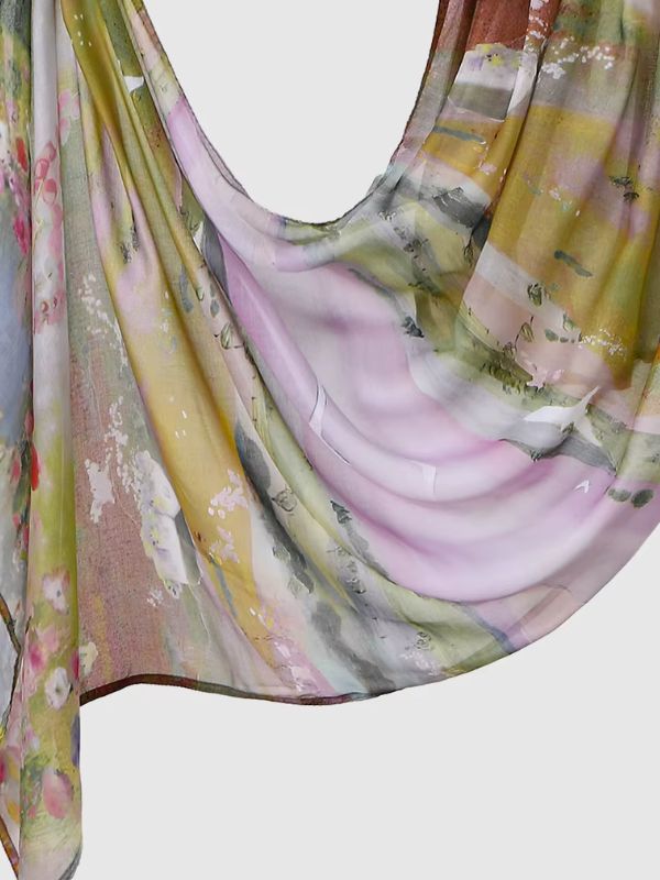 Hijab en coton imprimé campagne olive, drapé en plis, paysage à l'aquarelle vert olive, jaune et rose lilas, petites fleurs