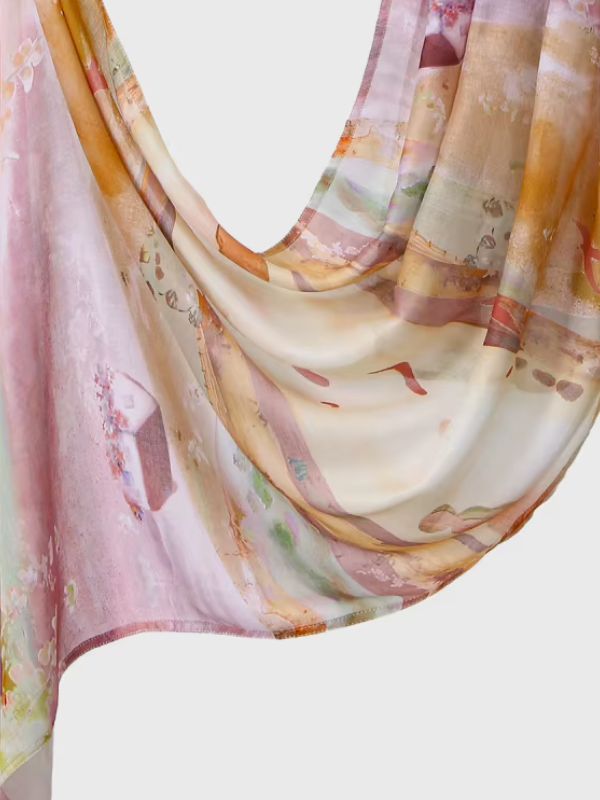 Hijab en coton imprimé campagne pêche, drapé en plis, paysage à l'aquarelle vert tendre, jaune pâle et pêche avec une petite maison