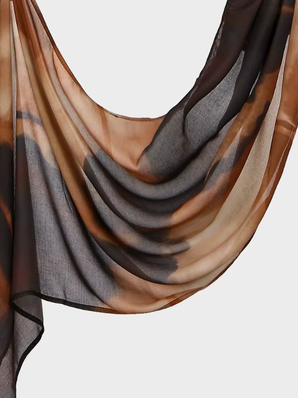 Hijab en coton imprimé caramel anthracite, drapé en plis, larges plages caramel et gris anthracite, liseré noir